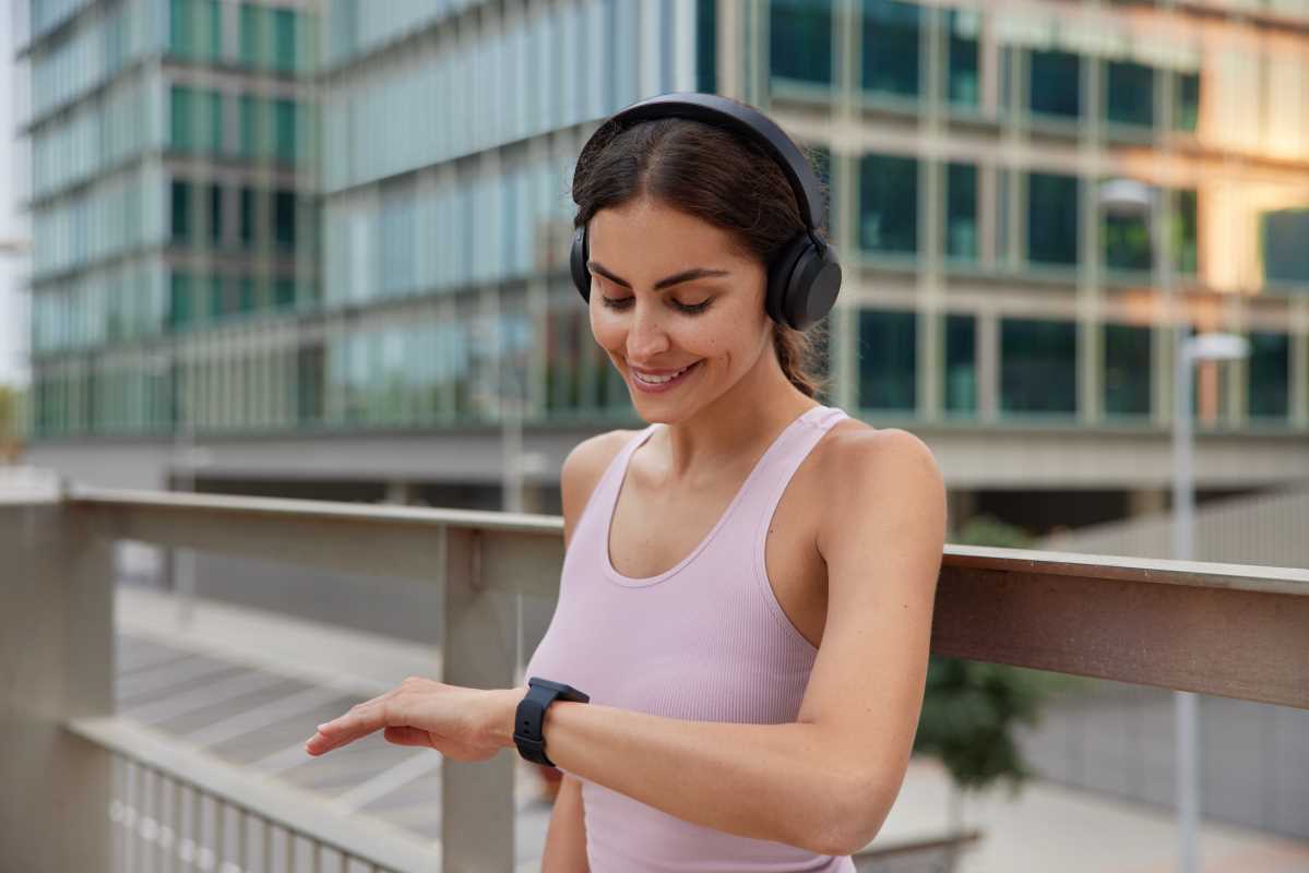 Wearable Fitness Fashion Gadgets with Smart Seams and Tailored Tech